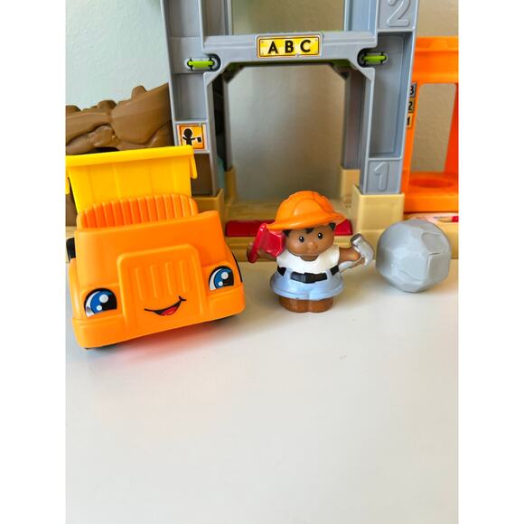 Fisher-Price Little People Load Up n Learn Construction Site Works - Picture 2 of 6